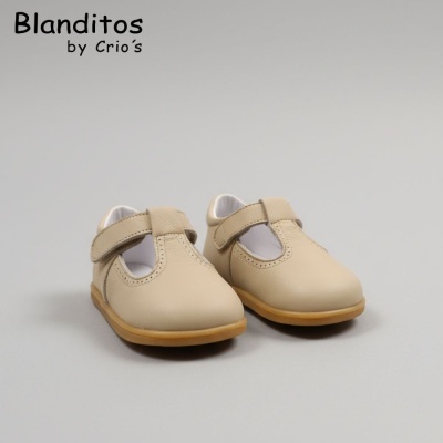 Sapatos infantis bege em pele com fecho em tira