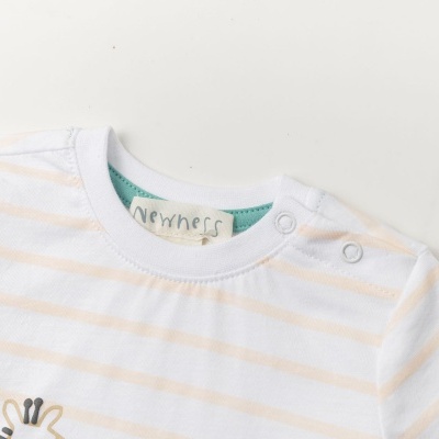 Camisola de bebé com riscas bege e botoes de pressão no ombro