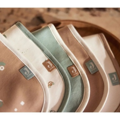 Babetes para bebé em tecido bege, verde e branco com padrão de carros