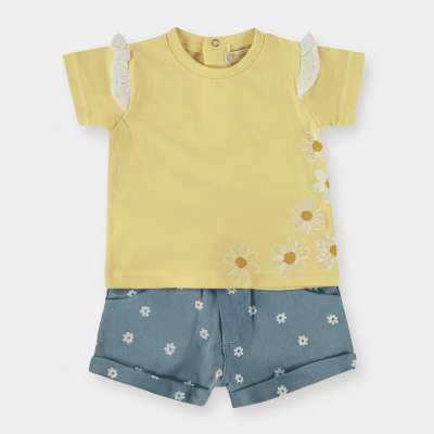 Conjunto infantil com t-shirt amarela e calções azuis com flores.