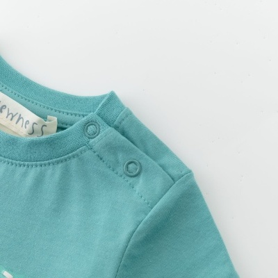 Gola de t-shirt azul-turquesa com botões de pressão e etiqueta Newness