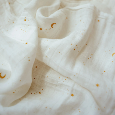 Pano branco com estrelas e luas douradas