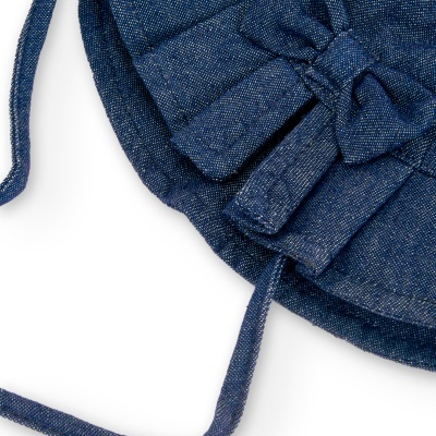 Detalhe de tecido azul denim com laço e costura