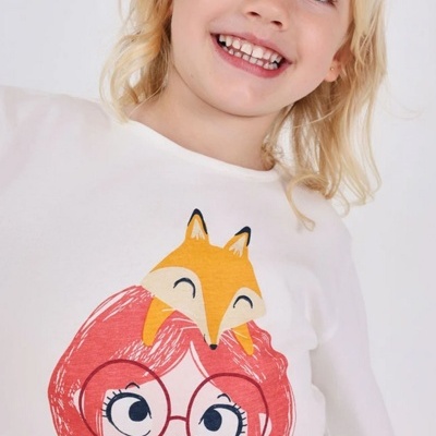 Camisola branca com impressão de menina com óculos e raposa amarela