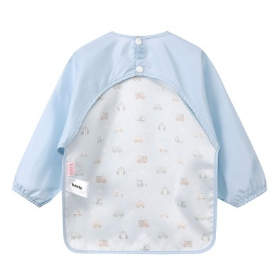 Babete azul clara infantil com estampado de veículos e mangas compridas