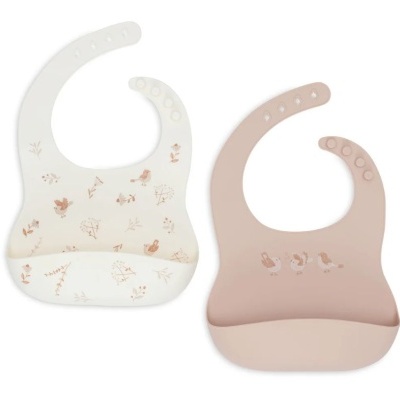 Dois babadores para bebés em silicone, um branco com desenhos de pássaros e ramos e outro rosa claro com três pássaros desenhados.