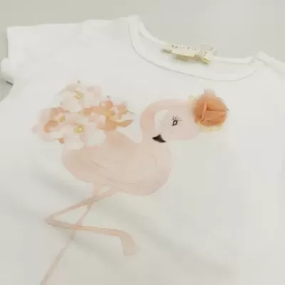 T-shirt branca com estampa de flamingo rosa e flor 3D cor de pêssego