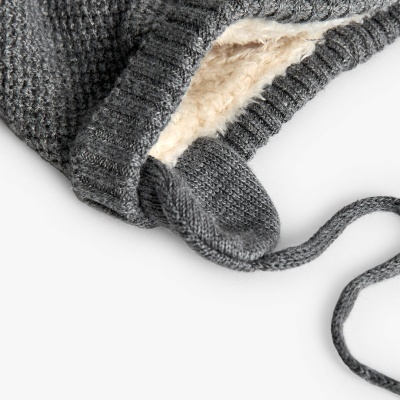 Gorro cinzento com forro felpudo bege e tira de malha
