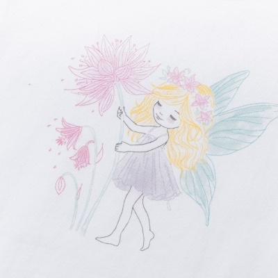 Desenho de fada com flores em tecido branco