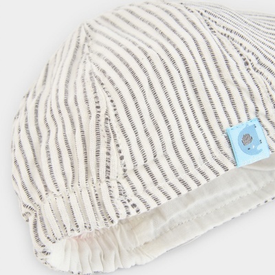 Gorro de bebé às riscas cinzentas e brancas com etiqueta azul
