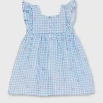 Vestido infantil azul claro vichy com folhos e flores pequenas