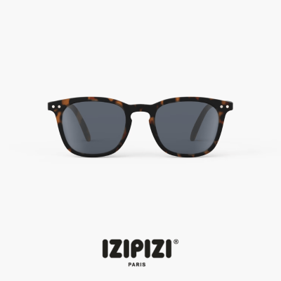 Óculos de sol em padrão tartaruga com lentes escuras e logótipo IZIPIZI PARIS.