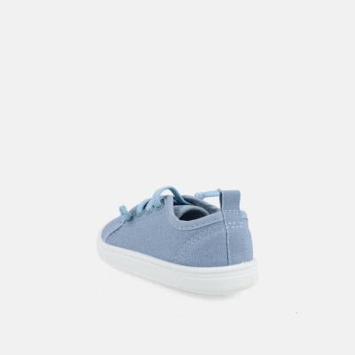 Ténis infantil azul claro com sola branca sobre fundo branco