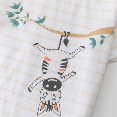 T-shirt branca com riscas finas castanhas claras e estampa de zebra pendurada numa rama com folhas verdes