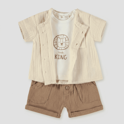 Conjunto de roupa de bebé com t-shirt branca, camisa bege e calções castanhos