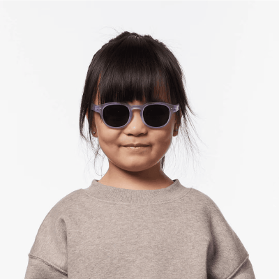 Criança com óculos de sol lilás e camisola cinzenta