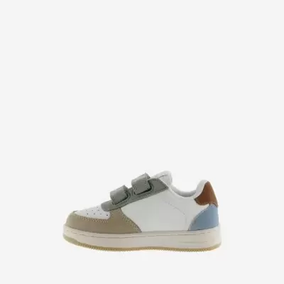 Ténis infantil branco com detalhes coloridos e fecho de velcro