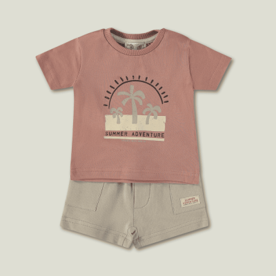 Conjunto infantil t-shirt rosa com estampado e calções bege.
