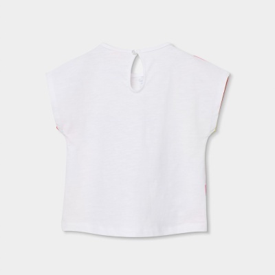 T-shirt branca de criança com fenda na gola e botão