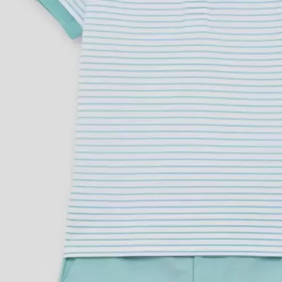 Conjunto de roupa infantil azul claro e branco com riscas finas.