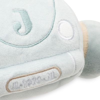 Brinquedo de peluche em forma de carro azul claro com detalhes bordados