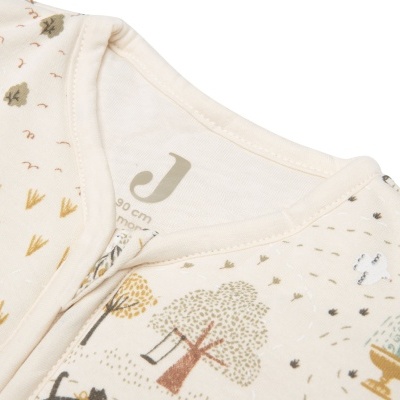 Roupa infantil de algodão cru com estampado de árvores e natureza
