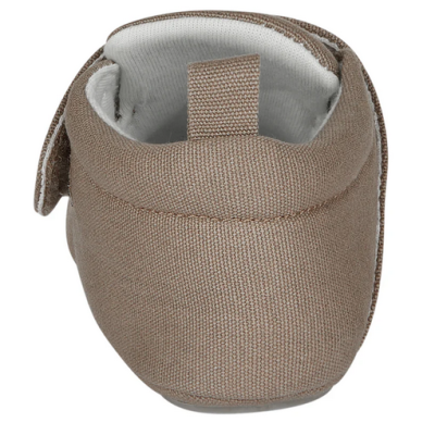 Chinelo para bebé bege em tecido com interior branco acolchoado