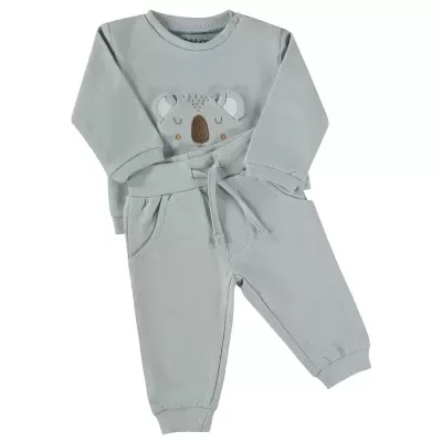 Conjunto de roupa de bebé cinza claro com bordado de urso.