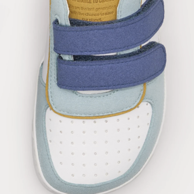 Sapatilha infantil azul claro e branca com tiras de velcro azuis escuras