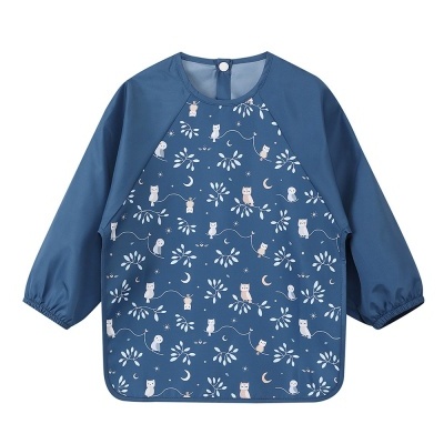 Babete azul com padrão de corujas e folhas