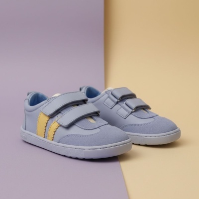 Sapatilhas infantis lilás com bandas amarelas e fecho de velcro