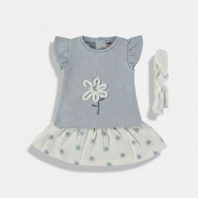 Vestido de bebé azul claro com flor e saia com padrão de flores azuis