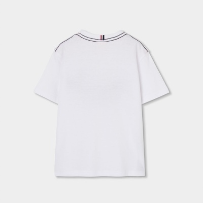 T-shirt branca de manga curta com gola redonda e costuras pretas no ombro