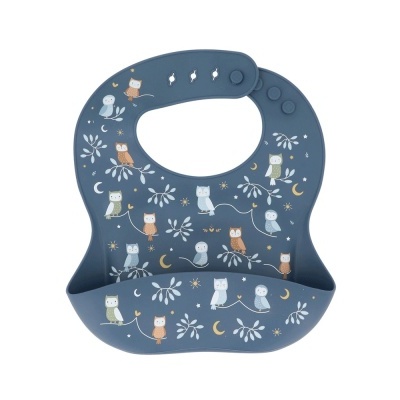 Babete de silicone azul com padrão de corujas coloridas e ajuste por botões