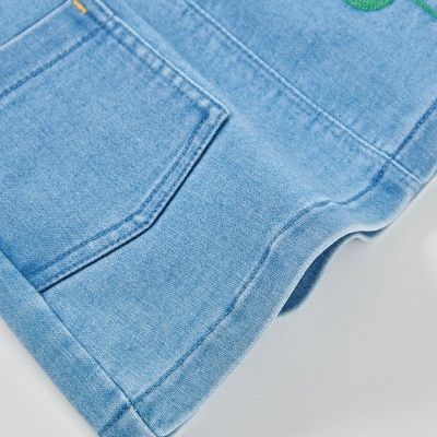 Calça de ganga azul claro com bolso e bordado de flores coloridas