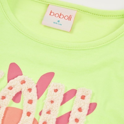T-shirt verde néon com detalhe felpudo creme e pontos cor de rosa e etiqueta com palavras boboli 4 104 cm