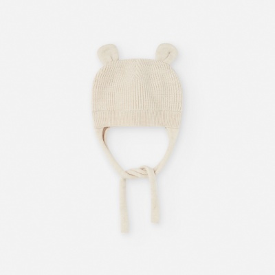 Gorro infantil bege claro com orelhas e tiras para amarrar
