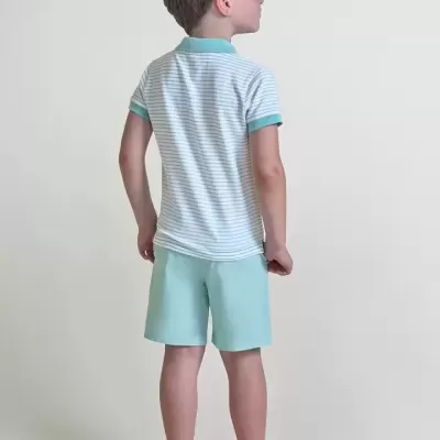 Criança de costas a usar polo de riscas e calções azuis claros