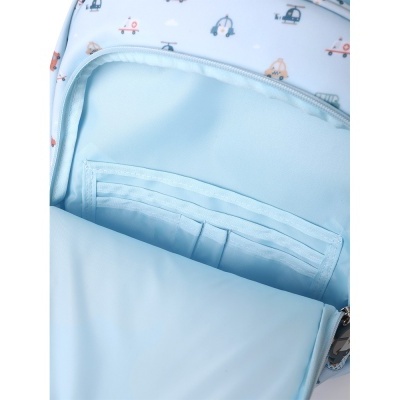 Mochila azul clara com bolsos internos e padrão de veículos
