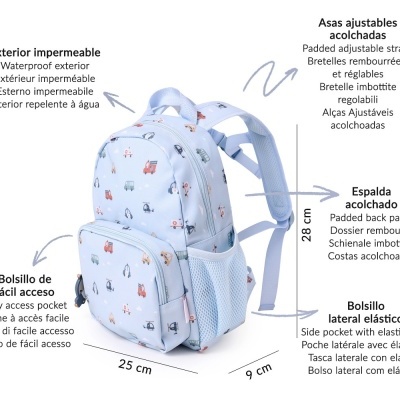 Mochila infantil azul clara com padrão de veículos e vários bolsos