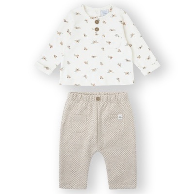 Conjunto de roupa para bebé com camisola branca estampada e calças bege xadrez.