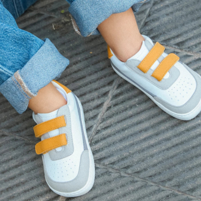Sapatilhas infantis brancas com detalhes cinza e tiras amarelas