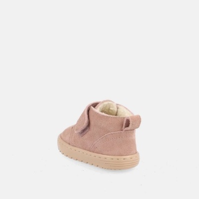 Botim infantil cor de rosa em camurça com fecho de velcro