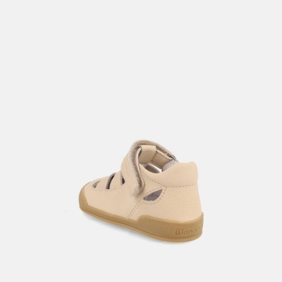 Sapato infantil creme com sola bege e fecho em velcro