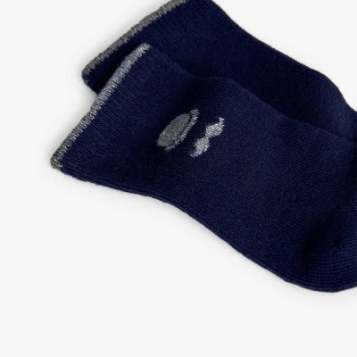 Par de meias azuis escuras com detalhes cinzentos