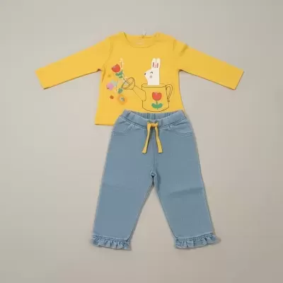 Conjunto infantil amarelo e azul com estampa de coelho e flores.