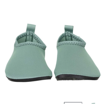 Calçado infantil verde água com sola preta e puxadores.