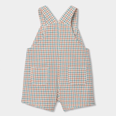 Macacão xadrez azul, castanho e branco com alças largas e bolsos frontais.
