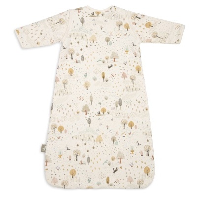 Saco de dormir para bebé bege com padrão de árvores e animais
