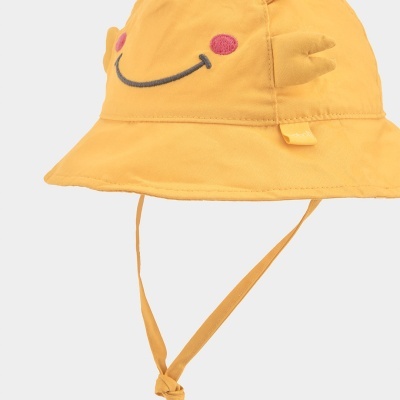 Chapéu infantil amarelo com sorriso bordado e cordão para amarrar